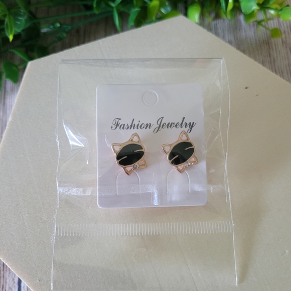 💥Any 2/$20💥 Gold Cat with Black Stone Stud Earrings ✨️ - Picture 8 of 9
